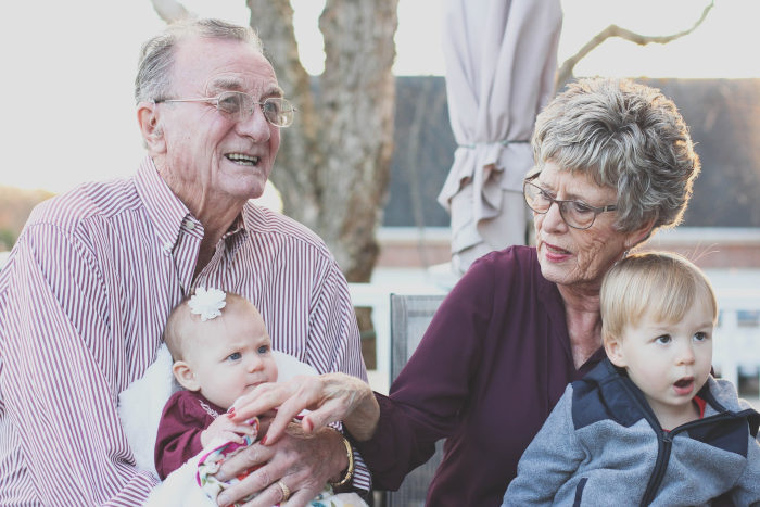 Grands-parents avec les petits-enfants