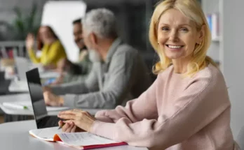 une femme seniors au travail